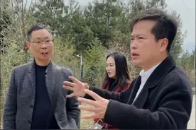 生态鸡到底喂不喂饲料？玉米叫不叫饲料？#百里坡#百里坡旧院黑鸡（汤（苗（蛋）#百里坡老腊肉#百里坡麻辣鸡块#黑鸡哥刘晓岗@百里坡蛋制品旗舰店 @侯博士(百里坡旧院黑鸡) @黑鸡小哥（百里坡） @抖音创作小助手