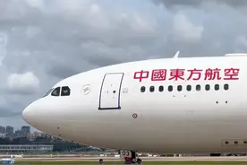 在飞机起飞前，机长的准备工作涉及多个关键环节，以确保飞行安全与效率，以下是主要准备事项：航线规划、天气评估、物理检查、系统校正、放行流程、与塔台沟通等。#原创视频 #大飞机 #王牌飞行员 #机长#航空科普视频封面