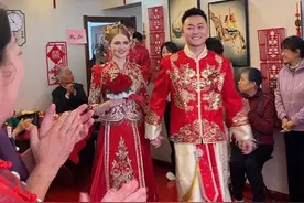 满屏都洋溢着“幸福”❤️甜甜的味道 山西帅小伙俄罗斯新娘婚礼，这位叔叔的口才真的是太好了👍现场都是欢声笑语～ #国庆节 #一起添喜气 #郎才女貌 #俄罗斯媳妇 #新婚现场 @奥莉佳在中国 @喜婆婆视频封面
