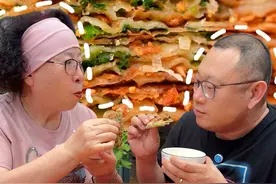 三分钟教您焦香酥脆的葱花肉饼！ 一层葱花一层肉，做法简单，在家轻松复刻#葱花肉饼 #肉饼 #千层肉饼 #春天就爱吃口饼 #普通的饭菜都是家的味道