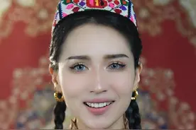 跑400米操场一圈你需要多久， 17岁新疆小伙跑出45秒79的成绩 打破全国室内400米纪录。 他就是 艾力西尔·吾买尔， 期待他未来取得更好的成绩 ，新疆，新疆是个好地方。#新疆是个好地方 #田径比赛 #新疆 #旅行推荐官视频封面