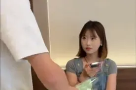 6月21日，山东。男孩想哄生气的女朋友，下一秒把奶茶碰洒啦。（视频来源@噶二蛋 ）