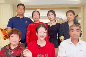 在岁月的长河中，我们这一大家子如同一叶扁舟，飘摇却坚韧。曾历经风雨的吹打，有过经济的拮据，让每一步都走得蹒跚；也有过情感的波折，争吵与和解交替，似荆棘刺痛又缝合着彼此的心。但在那些昏暗的时刻，总有亲人伸出的手，传递着温暖与力量。从青春年少到华发渐生，一路扶持，一路相伴。看孩童长大成人，长辈们日渐衰老，生命的轨迹在家庭的舞台上交叠。无数个平凡日子里的坚守，无数次困难面前的不放弃，汇聚成了我们家族的故事。回首过往，那些磕绊与艰辛都化作珍贵的基石，铺垫出此刻相聚的珍贵。因为不易，所以更加珍惜这血浓于水的亲情纽带，感恩每一位亲人的存在，让家成为永远的港湾。#家庭#家人#幸福视频封面