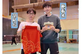 事情还要从去年年底的一条评论讲起......#鲍春来 #羽毛球 #高校打擂 #抖音星打卡视频封面