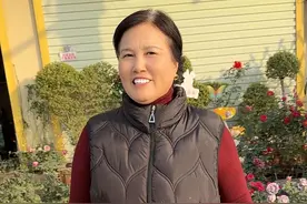 姨娘说我教她的绕口令她已经背的滚瓜烂熟了不会错了；这咋一见着我就激动了呢～🤣#蛋蛋一家人  #生活本应多姿多彩视频封面