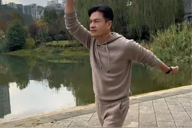 我们年轻人走路，没有一个动作是多余的。晨练结束✌️#我的初冬仪式感 #初冬时光碎片视频封面