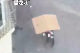 快递小哥独自一人背冰箱摔倒 女子看到立刻喊老公下楼帮忙 网友：多一份理解 多一份帮助 善良的人都值得被温柔以待  #暖心 #暖心正能量 #正能量视频封面