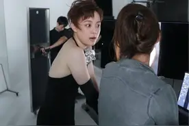 #孙俪 女儿小花妹妹入坑#甄嬛传 成为俪boss粉丝要海报签名😂#工作花絮 #又美又飒视频封面