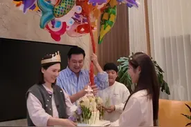 带着女儿偷偷给老婆一个生日惊喜 那天路过卖氢气球的，老婆想买一个，但因为时间没买上，所以偷偷带着家人给老婆一个36岁惊喜#生日惊喜 #随拍记录生活 #过生日要有仪式感 #仪式感不能少