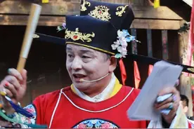 儿子来的时候，父亲笑了，父亲走的时候，儿哭了，父亲给儿上户口，儿子给父亲销户口，父子之间就这苍苍的百年，父亲给儿子一间大房子，儿还父亲一个小盒子，父亲的家，儿子永远哪个时候都能进，无论白天黑夜，父亲家的那扇门，那盏灯，永远开着，为你亮着，一个父亲可以拼了命的去养活无数个孩子，因为他是你登天的梯，他是那头拉车的老黄牛，而儿子的家，父亲不一定能住的进去，父亲给儿子花的都是真金白银呐！等父亲百年之后，儿子给父亲花的都是纸钱#开封万岁山王大人成游客新宠 #直击王大人演出现场 #万岁山王大人火出圈 #父与子