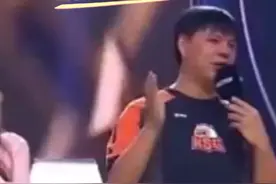恭喜小孩再夺ewc冠军，豪迈发言，一度落泪 视频说他已经老了35岁了，已经不是那个小孩了，不过他还是证明了自己，夺得了街霸六冠军，粉碎了黑粉的讽刺。小孩的英语发音很纯正啊，中国人听得清清楚楚。这一次的冠军奖金也非常的多，折合人民币100多万！恭喜小孩#街霸6 #曾卓君视频封面