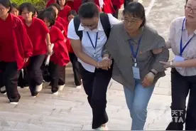 张桂梅校长连续15年送考，在他人搀扶下走上考点台阶，双手贴满膏药让人看了心疼