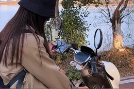 下班骑车回家试试这样拍 “忙忙碌碌又一年，辛辛苦苦没赚到多少钱，要和过去说再见，希望明年有个好起点！”#手机摄影 #拍摄技巧 #忙忙碌碌又一年 #骑着小电驴 #拍出电影感视频封面