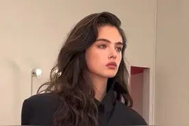 昨晚大家都在问的冷拽模特居然是她？  昨日Jacquemus 2024春夏秀场上的Deva Cassel  着利落黑色长大衣，能看出台步进步不小，今年19岁身高179的球花女儿戴娃，可太拽太美了～  #气场全开 #devacassel #走秀现场 #时髦有风度依然有温度 #又美又飒视频封面