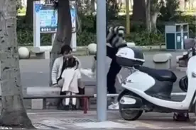 网友拍下马路上爸爸将小女孩踹倒在地，拍之前妈妈已经把她脸打肿了#儿童安全 #虐待儿童 #家庭暴力视频封面