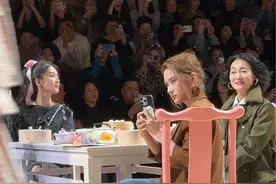 #惠英红 #何超莲 #乔欣 同框看秀三位状态如何视频封面