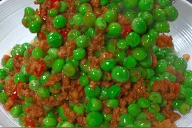 又到了吃豌豆的季节了  就这样和肉沫一起炒 又嫩又甜特别好吃#我的厨房日记 #豌豆 #家常菜视频封面