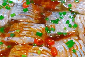 清蒸带鱼 好吃的清蒸带鱼不是蒸出来的，而是用水煮。今天分享一道正宗的清蒸带鱼～#清蒸带鱼 #带鱼的神仙吃法 #海鲜美食 #跟着抖音学做菜