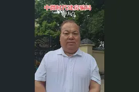 中微时代建筑工程工期要除开双休节假日 我们与中微时代签订的合同是在2024年7月23日就生效了，可到了仲裁庭上，中微时代的律师却声称要从8月8日才开始以工地动工来算工期。仲裁员也采信了他们的说法，让从8月8号开始算。对方还拿着合同说上面写的是有效工作日，于是仲裁员就要求抛开双休日和节假日来计算这90天的工期。   这在建筑行业里简直太荒谬了！哪有工地会专门强调双休日的说法啊？他们的工人当时也没提过要休双休日这回事呀。而且，就算工人有休息，和工期又有什么必然联系呢？根本没听说过有哪个工地因为双休日就停工的。这么明显不合理的事，仲裁庭却不管不顾，依旧支持他们。   他们还说我们承认工程在12月15日完工，可实际上按正常算，从7月23日开始的90天工期，本应该是10月21日完工。他们非要从8月8号算，还抛开双休节假日，硬把工期扯到12月份，说我们承认12月5日完工，这完全是无稽之谈。第一次庭审时，对方明明说11月20日完工，我当时就指出12月5日还能看到工地在施工呢，结果他们就歪曲我的意思，说12月5日后没在工地施工就算完工了。哪有这样的道理啊，工地后续还有很多工作没做，怎么能算完工呢？   再说了，就算要算完工，也得把承诺的3.5万的真皮沙发、餐桌椅、床等家具给兑现了呀，还有之前收的我5000块意向金，那是给我父亲房子做工程的，到现在都还没动工呢。当时说好了手续没批下来就把这5000块算进去，可也不能光说不做啊。另外，还得拿出质量保证协议，承诺50年质保呢，这些东西他们都只字未提，也没跟我提过交房的事。就他们这工程质量，宽度、高度不达标，露台连地漏都没设计，还用了烂钢材、烂墙板，存在这么多问题，根本就不具备交房的条件，怎么能说完工就完工，说交房就交房呢？   这次仲裁庭审真的让我们大开眼界，居然还有按工地工期来抛开双休日计算的，我想很多人都没听说过这么离谱的事吧。
