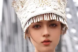 外国人挑战中国之美，今天是-苗族 #洋盆友 #老外在中国 #老外在中国挑战 #民族服饰 #寻美上海