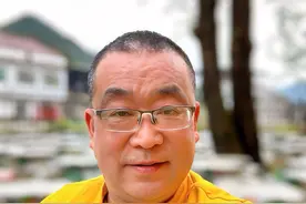 宇辉在杭州茶园直播卖茶，冲到榜一！西湖龙井只要1500元一斤，性价比超高！他不仅分享茶知识，还互动搞笑，现场超欢乐。ZF背书，品质放心。快来揭秘真相，看看宇辉如何让茶叶“真香”！#董宇辉 #与辉同行 #董宇辉拥有暖评最多的评论区 #朱厂长酒话 #随拍视频封面