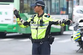 罗sir和陈sir轮流指挥交通#自贡交警#路人视角视频封面