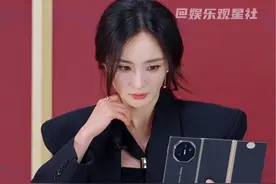 #杨幂怎么拍都好看 这么好用的三折叠，不敢想以后会看到多少幂姐美图视频封面