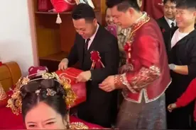 姐妹们 我们结婚了 35年父母恩姐弟情，余生夫妻情，这一天太多奇妙。一路走来，感谢姐妹们的支持，从此柴米油盐、岁月悠长，愿爱能抵御所有平淡与风霜，我们都要幸福啊。我想对自己说：你好老王的妻子，你好萱萱的妈妈！祝福你。#婚礼现场 #我们结婚 #我的生活日记 #记录真实生活视频封面