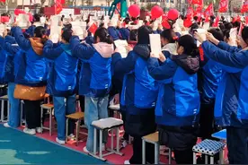 2025年 被认为是史上最难高考 ，主要基于以下几个原因： 1️⃣报名人数创历史新高 ：2025年全国高考报名人数预计将达到1400万，甚至可能逼近1450万，这一数字直接刷新了历史纪录。 2️⃣录取名额有限 ：2025年全国高校本科招生名额预计仅为约450万，这意味着将有900多万学子无缘本科6。 3️⃣新高考模式的影响 ：从2025年开始，我国除了新疆、西藏外，其他省份全面进入了新高考模式，取消了一本和二本，本科过线的学生只能去专科，这导致本科录取难度大幅增加5。 4️⃣负分制的实施 ：2025年高考除了语数外，物理、历史等科目采取负分制，这种制度不看成绩，只看排名，对于中等生来说，很难拉开差距，进一步增加了高考难度 5️⃣复读人数众多 ：2025年这一届考生人数中，复读人数超过500万人，这也增加了高考的竞争压力5。#高考百日誓师 #25届高考倒计时 #高三加油 #为高三学子加油 #高三家长视频封面