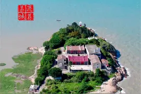 【遇荐荔城·草屿岛】“涨潮一片海，退潮一条路”，荔城区北高镇汀江村有一处“海上蓬莱”——草屿岛。每当涨潮，这里海天一色，像梦幻里的海上仙岛；每当退潮，通岛小路蜿蜒显现，耕海牧渔的村民在小路上来来往往，追赶生活的希望和梦想。 草屿岛上生态独特、风光秀美，岛上有心海祠、明代宗教人士朱慧虚墓地、航海灯塔等人文景观。还有一口神奇的淡水井，每逢农历初一、十五，海水漫进古井，在海水的进退之间，依然保持着淡水的清甜，令人惊叹大自然的奇妙馈赠。 “先出汀江，后有涵江”草屿岛更是见证了莆田的历史发展和地理变迁。与草屿岛隔海相望的东甲塔，亦称“塔仔塔”，一直是兴化湾海域船只航行的重要航标，日夜守护着过往船只的安全。#草屿岛#风景#总有一片海值得你去看看视频封面