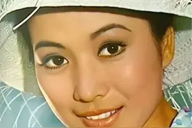 井莉，1945年出生于山东省济南市，邵氏老牌演员兼训练班老师井淼的女儿，毕业于香港大学，6岁开始在台湾拍戏，1966年加入邵氏公司，在邵氏17年，拍摄数十部电影，1969年荣获台湾金马奖最有希望女演员特别奖，被称为“邵氏千面女郎”，1985年息影，感情方面，1970年和音乐制作人谢宏中恋爱结婚，婚后育有一儿一女，1983年谢宏中出轨，井莉与之离婚，独自抚养儿女，2017年去世，终年72岁#老照片 #一代人的回忆 #人物故事 #井莉视频封面