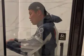 如何简单清洗Gore Tex拉力服 一般来说GTX拉力服质量非常好，不过如果用错了清洗剂的话会导致防水效果下降，所以我的做法是很少清洗，清除掉表面脏东西就可以了。 当然，表层的DWR会慢慢消失，买一瓶喷剂喷上去就可以了。 #创作灵感 #机车 #摩旅 #摩托装备 #goretex @DOU+小助手