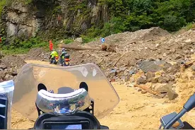 #四姑娘山到映秀塌方泥石流抢修现场