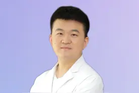 红花油该怎么用吗？ #抖出健康知识宝藏 #红花油 #跌打损伤 药箱里的红花油该怎么使用呢？和医小生了解一下吧。