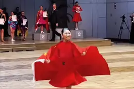 女孩国际舞蹈比赛夺冠自带傲骨和优雅走到领资台#为国争光 #顶尖舞者 #演出现场视频 #幼儿舞蹈视频封面