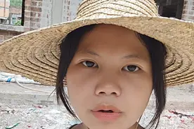 #旧房改造 #自建房记录 #盖房子 #00后女孩 #宅基地建房 地基大脚是4米，地梁又是4米，大家看，这个地基撑得住么，房子在边坡之上又漂出去1.5米，钢筋挑梁下双排的，低筋也是双层的，应该可以吧