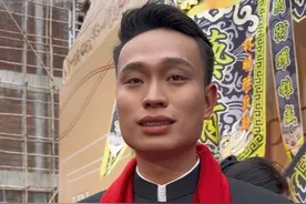 看看广东农村的31生日宴能有多隆重，搭大棚摆50桌餐标上万元，鲍参翅肚龙虾燕窝通通都有，还请舞狮班来迎宾表演，不仅全场不收礼还给每个人都发100红包，主人家常怀感恩之心，慷慨回馈家乡太大气了！#广东 #吴川 #农村生活有年味 #dou来广东百千万 #美食视频封面