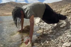 在狮泉河洗个冷水头还引来了当地人，来西藏最好不要在河里钓鱼视频封面