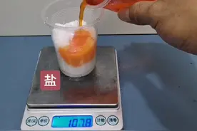 一千克盐溶于一千克水，总质量是不是两千克呢？视频封面