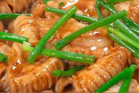 这样做的啫啫粉肠肠煲，浓香四溢真的很下酒下饭#妈呀太香了 #啫啫煲