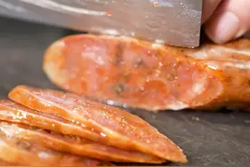 农村人的晚餐，两节香肠一盘炒花菜，简单而美味！#新农人计划2025 #优质农产品 #乡村生活家视频封面