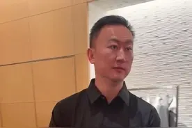 陪刘导出门选赛场执教衬衫，快来一起出出主意。你觉得刘导选的这件衬衫如何？#刘维伟 #CBA主教练视频封面