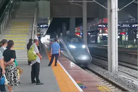 和谐号进站（重庆北站）。G3473次高铁列车从济南西站到昆明南站总共有17站，10:44发车，21:57到达，全程耗时约11小时13分钟。途经站点有郑州东站、长葛北站、平顶山西站、南阳东站、邓州东站、襄阳东站、南漳站、兴山站、奉节站、万州北站、重庆北站、重庆西站、遵义站、贵阳北站、安顺西站、曲靖北站、终到昆明南站。#火车站 #高铁 #铁道线上的中国 #和谐号 #内容启发搜索视频封面