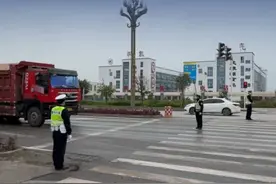 大货车“组队”闯红灯，交警：罚！#交通安全视频封面