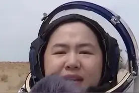 “祖国母亲，您远行的儿女回来了！”神十九航天员王浩泽安全顺利出舱，我国首位女性航天飞行工程师回到地球。（新华社）#神舟十九号视频封面