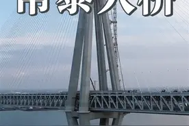 2024年11月9日常泰长江大桥钢桥面铺装完成，预计2025年建成#泰兴 #常泰长江大桥 #跨江大桥 #城市建设 #城市记忆视频封面