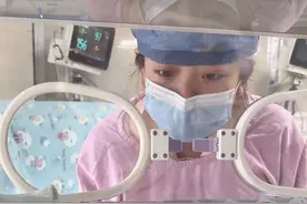 宝宝刚出生就住进保温箱，今天终于能见到了！看到宝宝的那一刻，媳妇哭成了泪人 #快点好起来 #记录真实生活 #新生儿