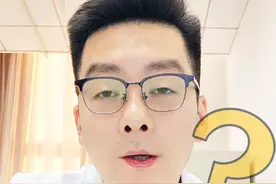 哪个季节做手术更合适？ 下肢静脉曲张，春夏季做还是秋冬季做？有些准备做这个手术的朋友呢他就对这个问题呢特别的纠结。直接说结论，老年人建议在春夏季做，年轻人四季均可以做。老年人本身的伤口愈合就比较慢，同时很多人有可能会合并一些合并症，比如糖尿病，导致伤口愈合慢，甚至不容易愈合。此外秋冬季衣着比较厚重，做完手术之后也会影响病人的活动。春夏季人体新陈代谢比较快这样伤口也容易愈合，所以老年人建议在这个季节完成手术。当然，春夏季做也不是没有缺点，由于天气热容易出汗，也可能增加感染风险。最后，春夏季人体的静脉容易扩张，所以对于有一些闭合过的血管也可能会产生一些影响。总结来说，两种时间段做手术各有利弊，根据自己的情况选择合适的时间尤为重要。 #静脉曲张 #下肢静脉曲张 #手术 #硬核健康科普行动 #医学科普仅供参考如有不适请线下就诊