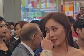 入行十年不温不火，加入英皇娱乐后被力捧，《神探大战》里的角色演绎让人惊喜。颜值与演技都优秀的英皇大美女艺员何佩瑜。#上热门 #何佩瑜 #英皇电影视频封面