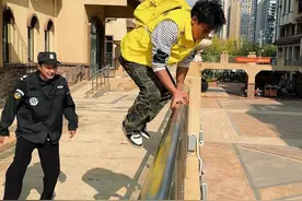 外卖小哥大战保安！#跑酷 #极限运动 #再追我就给你急支糖浆视频封面